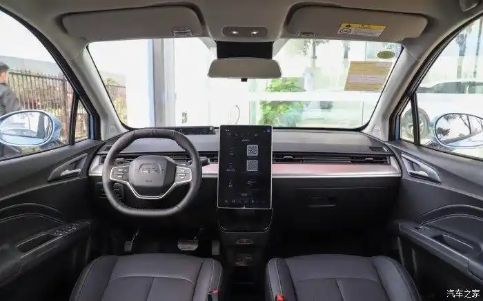 哪吒v内饰科技感满满