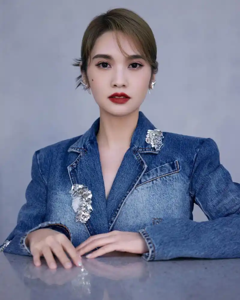 杨丞琳牛仔套装穿搭越活越年轻了
