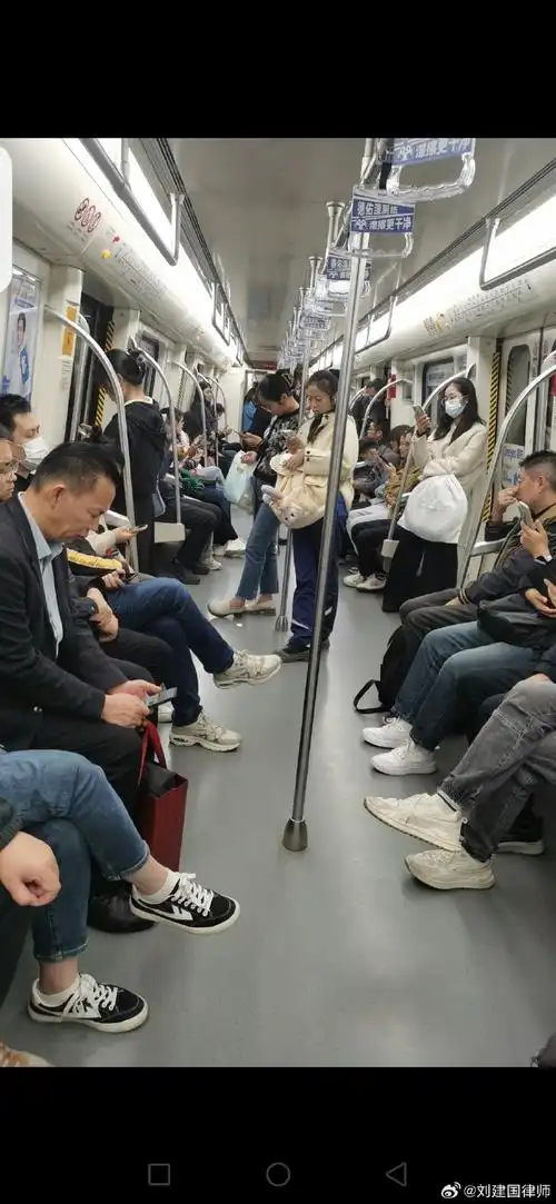 地铁里,几乎所有的人都在低头玩手机,车厢里异常安静,没有一个人说话.