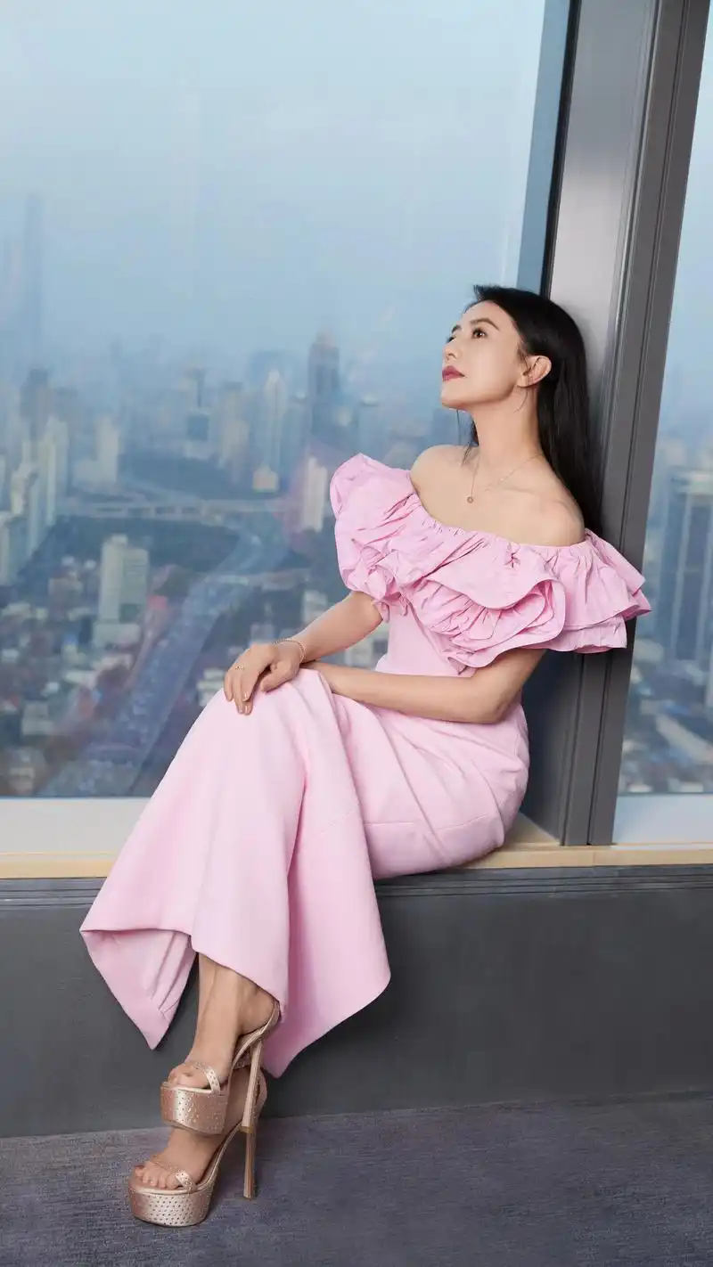 高圆圆壁纸风靡背后:娱乐市场审美趋势与商业价值深度解析 本期美女