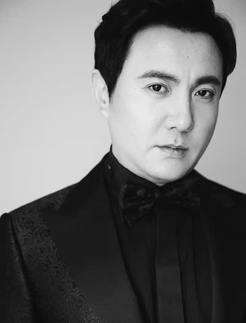 今晚的帅照第二弹来了,这个风格的沈腾有没有戳中你呢  服装:canali