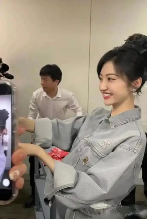 景甜"优酷大楼"亮相,牛仔套裙满满少女感大眼睛,白皮肤真漂亮