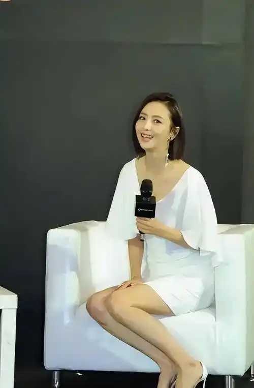 舞蹈出身的佟丽娅也是有着一双傲人的美腿,短裙更能凸显腿部的曲线.