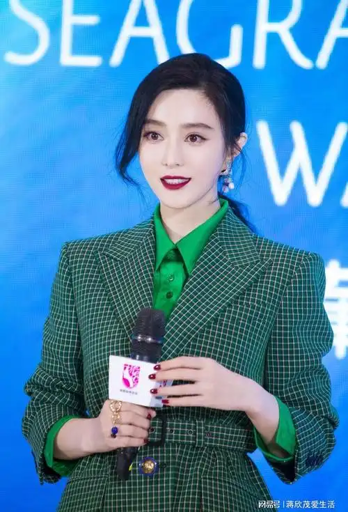 范冰冰退圈后彻底变大胆,穿薄纱红裙似武则天,今仍尝试复出|短发|妆容