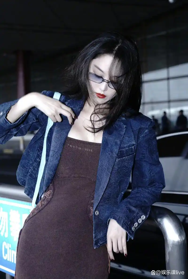 张馨予巴黎时装周前奏 机场美照抢先看