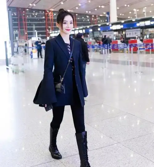 袁姗姗的身材厉害了!喇叭西装秀出巴掌腰,穿骑士靴的腿更是惊艳