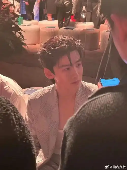 白敬亭 低胸内搭