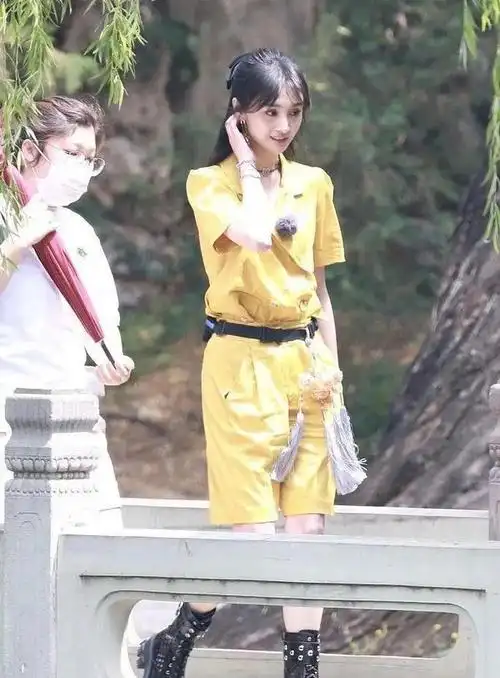 郑爽生图瘦脱相,竹竿身材腿部皮包骨,脸颊凹陷眼神涣散显沧桑