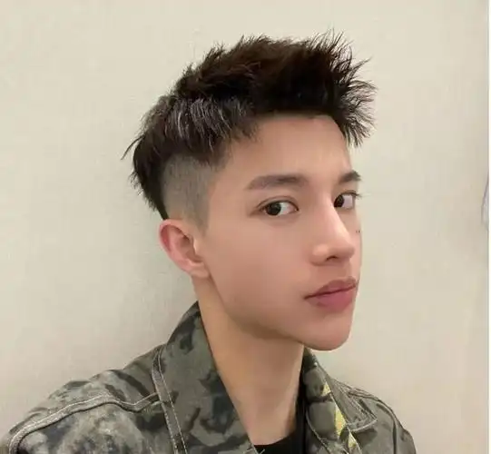 男士发型怎么剪才帅气?两侧推短三七分不连接,效果都不错