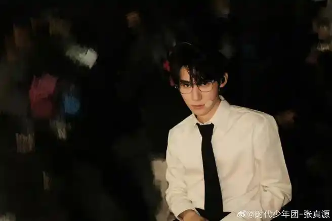 张真源冷脸霸总##张真源银框透明眼镜