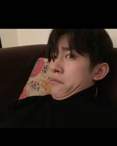 还没睡的宝宝品起来~图中的千玺仰躺在沙发上,自拍图还p出明显胖胖的