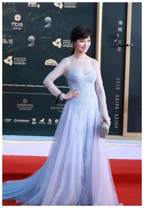 赵雅芝71岁情人节晒图,装嫩惊艳全场,你敢挑战吗?