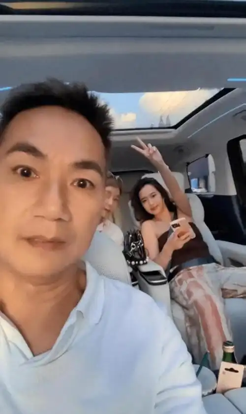 59岁的骆达华与卢燕结婚多年,育有一位22岁的女儿骆欣言.