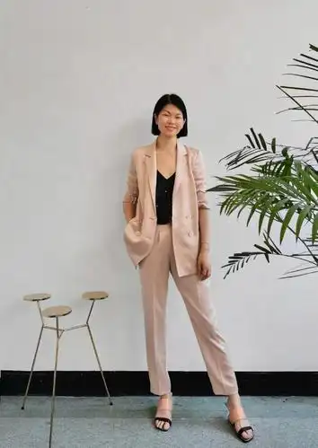 被上天"捉弄"的丑模!吕燕逆天改命,178身高晒"提神醒脑装"