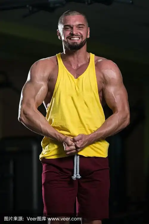 肌肉男在健身房锻炼肌肉