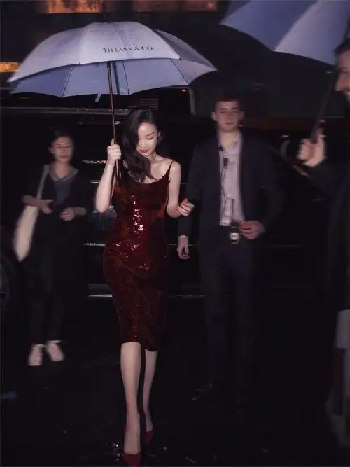 倪妮明星撑伞红衣优雅