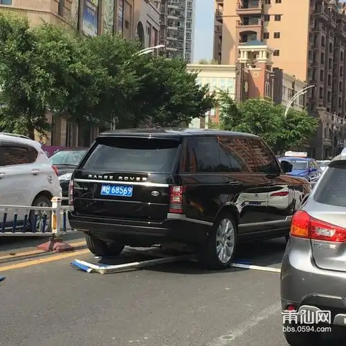 豪车路虎出车祸了