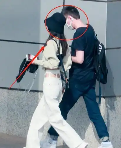 赵丽颖冯绍峰合体现身机场,产后状态好,小蛮腰惹人羡慕