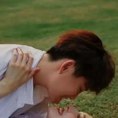 由美头网整理发布,情侣头像频道提供更多与亲吻,接吻相关的头像图片