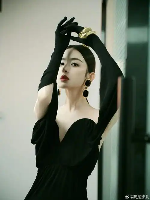 出发图,黑色露肩礼服尽显好身材|古力娜扎_新浪新闻