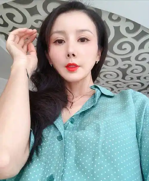 原创古装女神孙菲菲晒近照对着镜头眨眼卖萌脸部僵硬认不出