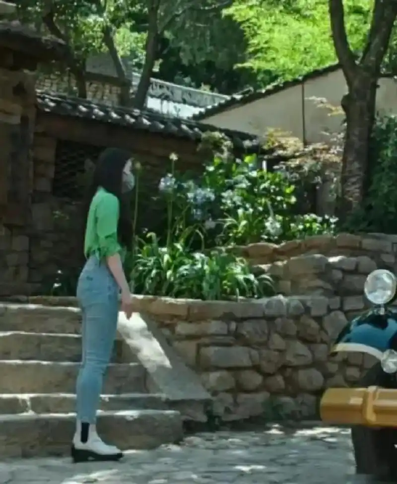 刘亦菲竟是梨型身材,光看背影真不相信这是天仙,身材太路人了,目测