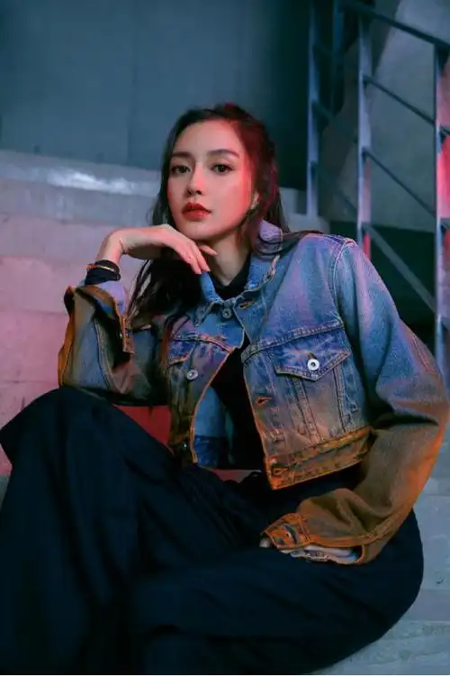 杨颖真是敢穿,短款牛仔外套 黑色休闲裤,"巴掌腰"更是吸睛