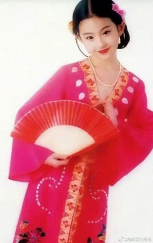 刘亦菲童年时期旧照#刘亦菲小时候真的太漂亮了,俏皮灵动,而且从蟹ⅱ