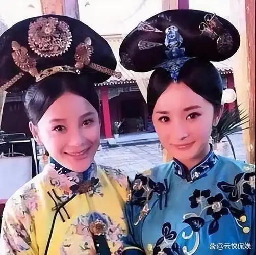 杨幂和张小斐居然是大学同学而且合影中两人基本都是靠在一起的