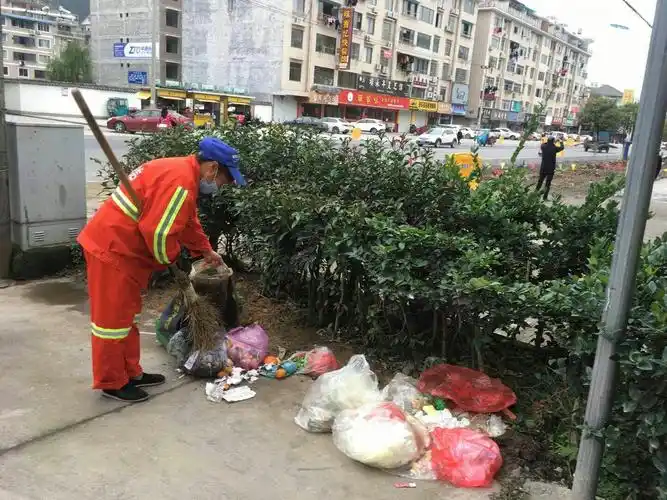 丢下的每一片果皮纸屑