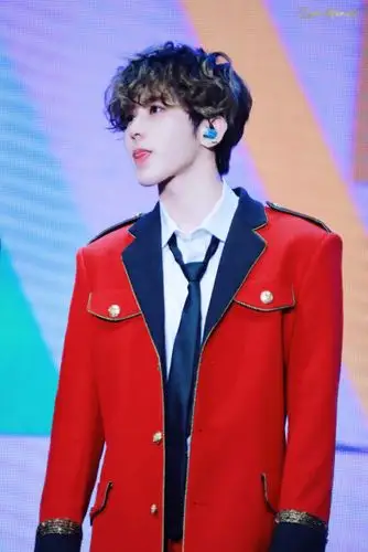 蔡徐坤扯领带动图