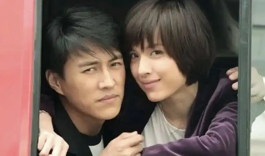 李佳为46岁靳东庆生父子三人玩叠罗汉李佳淡定拍照好幸福