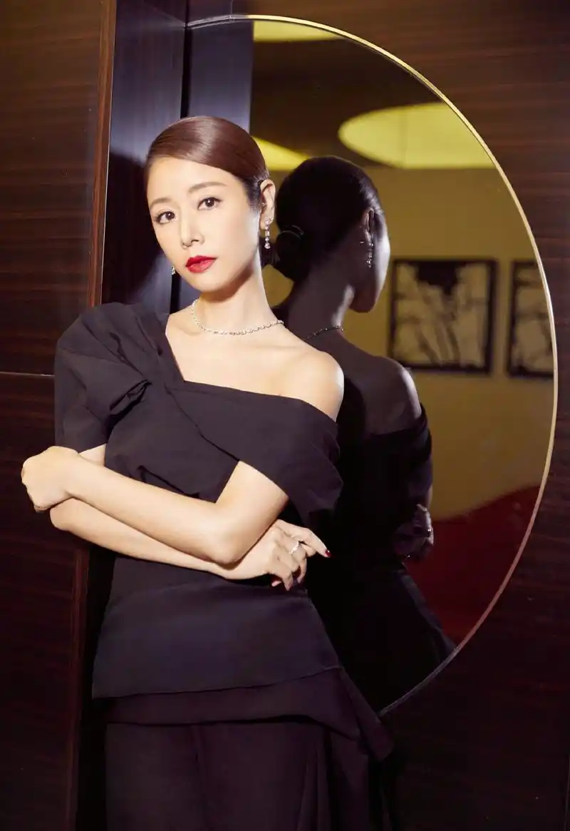 林心如黑色露肩套装写真图片14