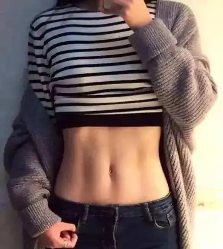 我们对马甲线钟爱,就如欧美女生钟爱翘臀一样,所以你会看到很多小姐姐