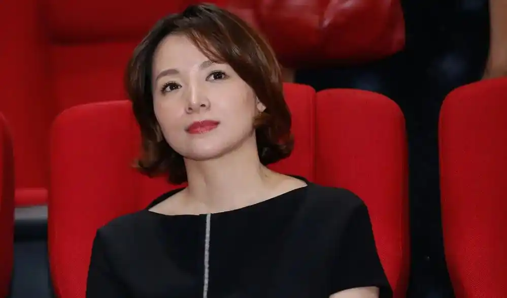 董卿最想删的照片,端庄气质全无,抽烟烫头艳装似中年贵妇?