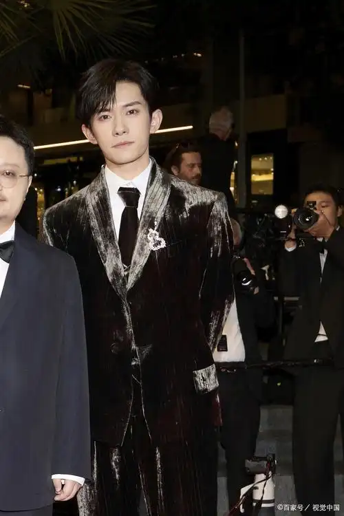 易烊千玺现身first青年电影展,从顶流偶像到专业电影人的蜕变之路引发