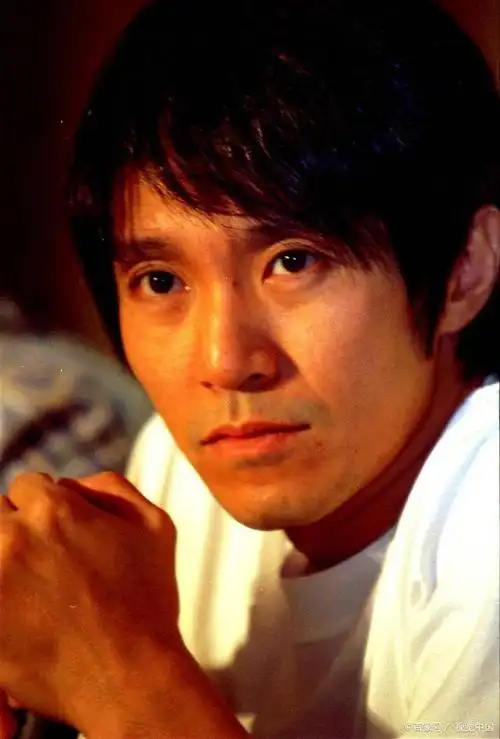 周星驰,这个几乎代表着香港电影喜剧的的名字,已经成为了无人不知,无