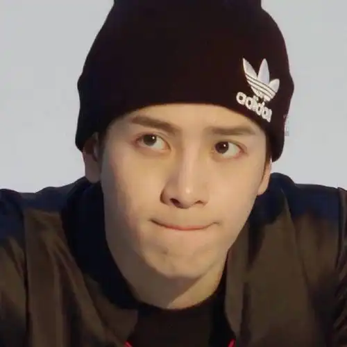 有没有王嘉尔可爱的当头像的那种照片鸭? - 知乎