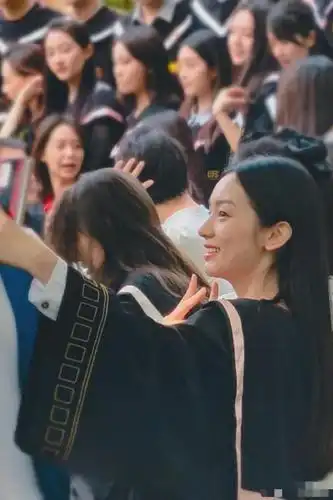 北电拍毕业照!王俊凯关晓彤周也等穿学士服现身