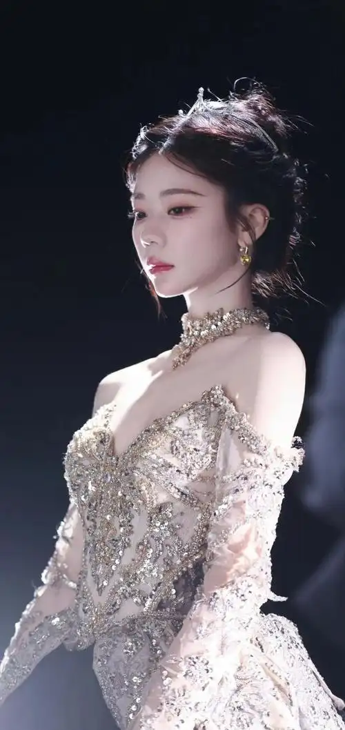一身华贵礼服的张紫宁