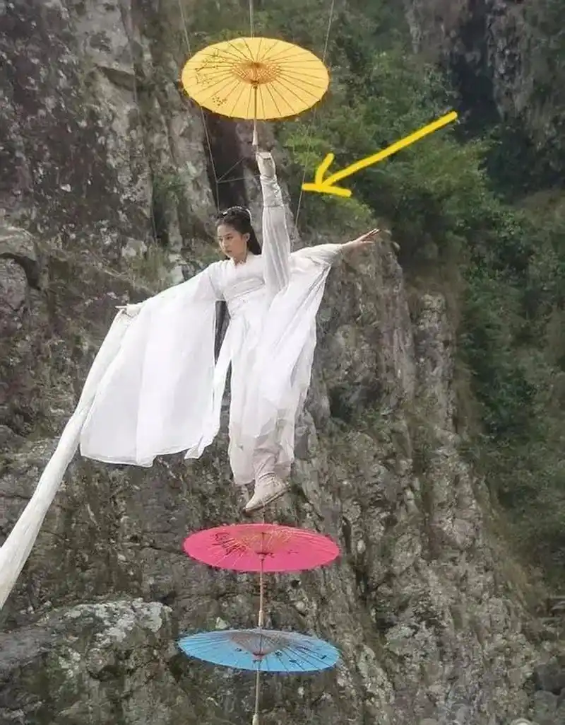 劈叉,左边是刘亦菲,右边是赵丽颖,你觉得谁的难度大?