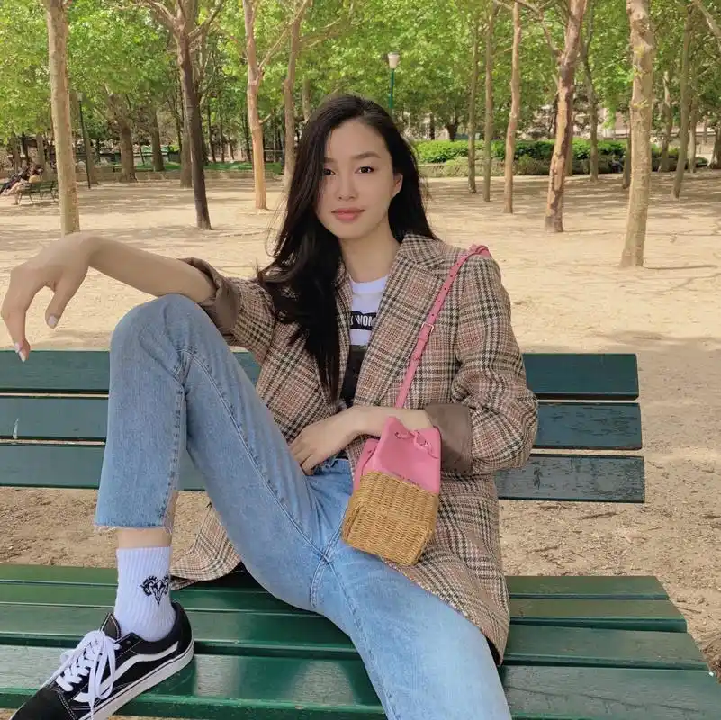 法籍华裔超模陈瑜,长相舒服穿衣清新自然,98年一双长腿令人羡慕