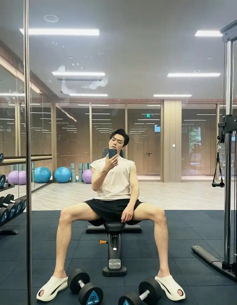 许凯这逆天大长腿,衬托的他像有2米高,如果他的胆子能和腿一样长就好