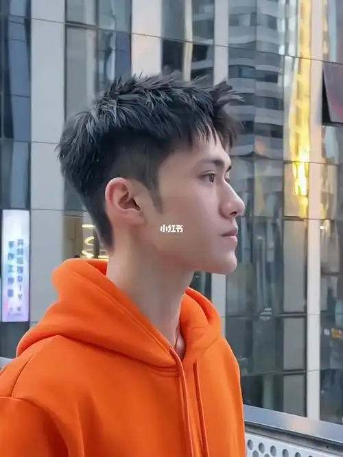 不烫不染也非常好看的男生发型