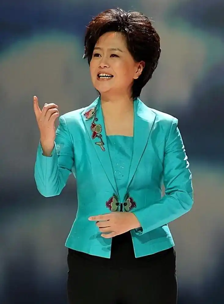 回顾央视主持人鞠萍离异后44岁带儿子再嫁有苦有甜一切都值得