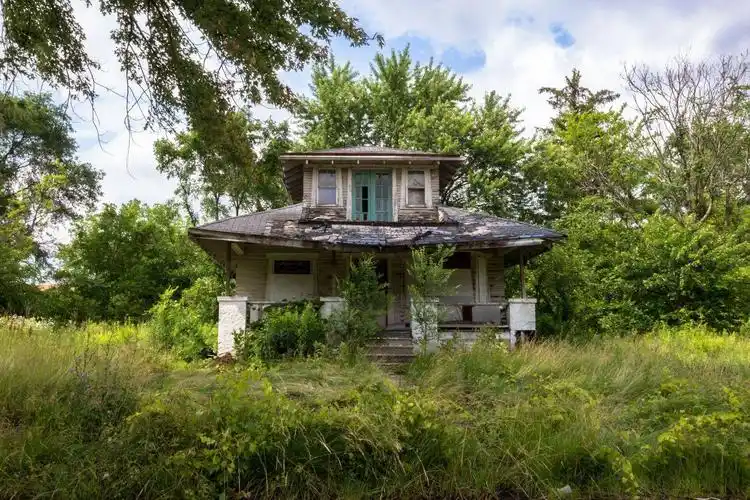 1/10 据9news报道,在美国底特律,数十栋破旧的老式别墅成了当地一道