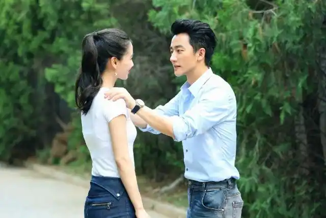 原创被创业时代黄轩帅呆了飞机头发型搭配西服套装霸气十足