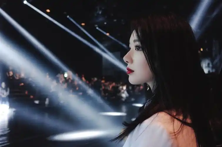 王婷受邀参加东京时装周 小香风时尚穿搭魅力满分