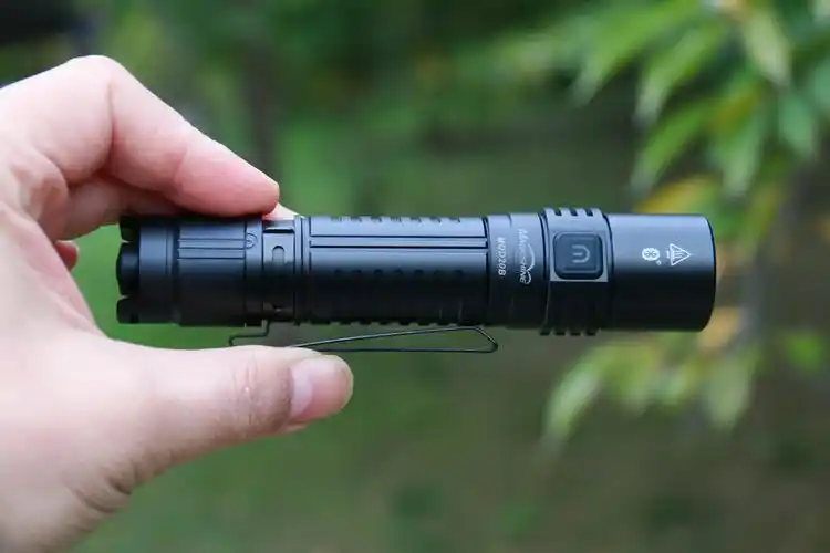 迈极炫mod20b便携式手电:1000流明,射程350米