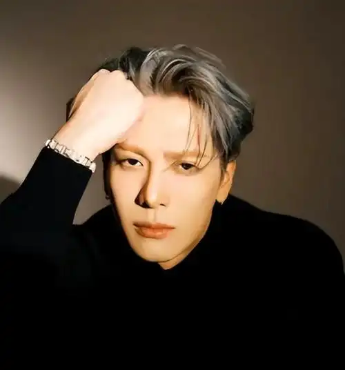 王嘉尔发文想要单独住酒店,网友造谣其私生活不检点,粉丝开黄腔